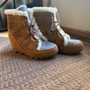 Sorel Joan of Arctic Wedge II Cozy Boots Women’s 6.5 – Camel Suede & Shearling
